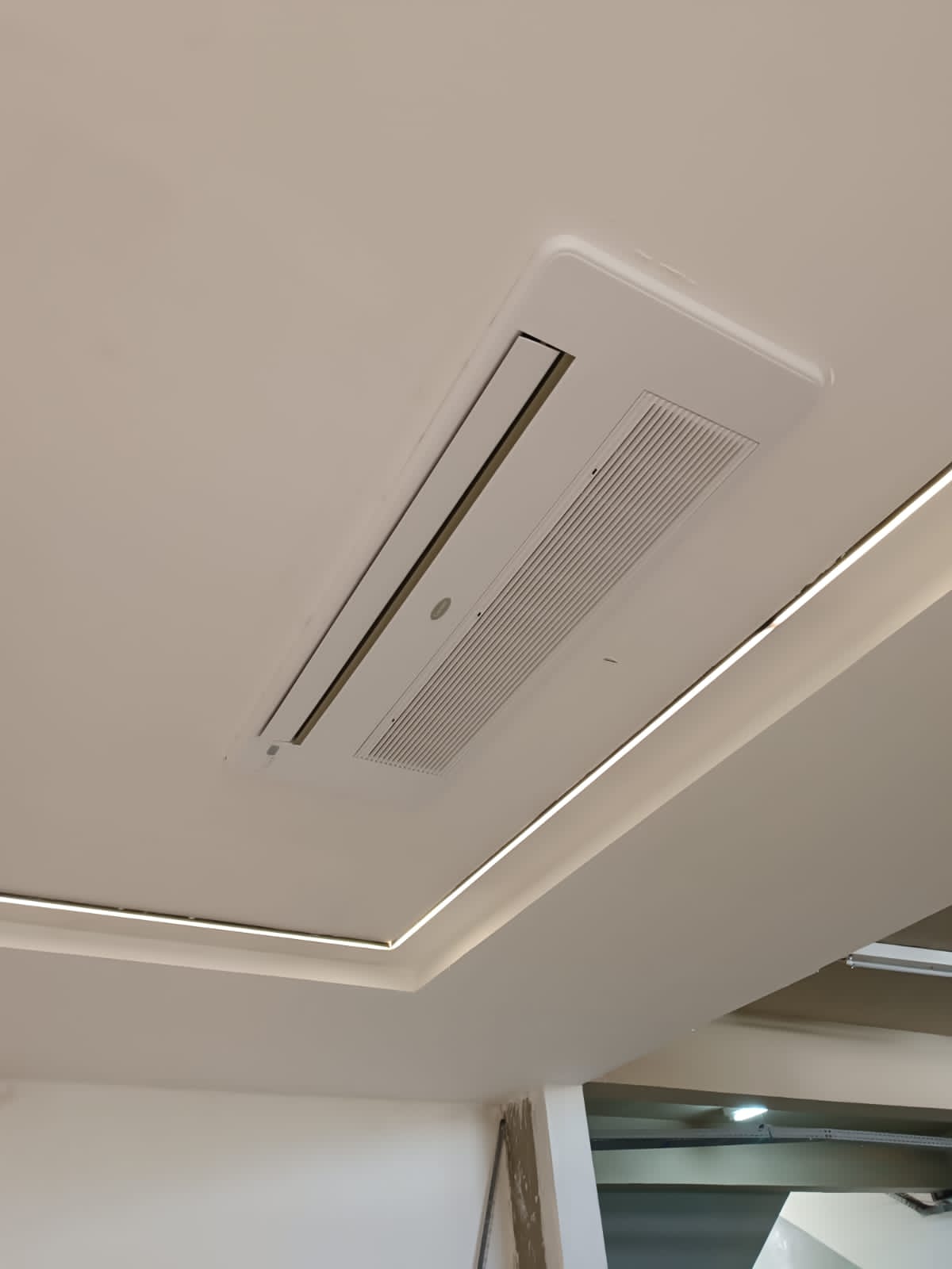 Ar condicionado no teto camuflado