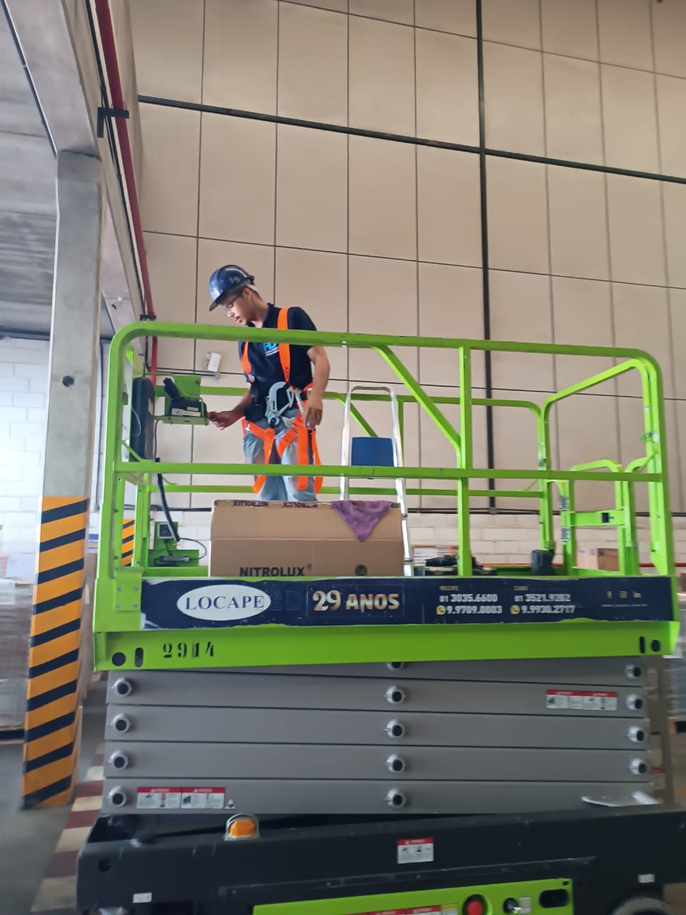 Máquina grande verde para instalação elétrica