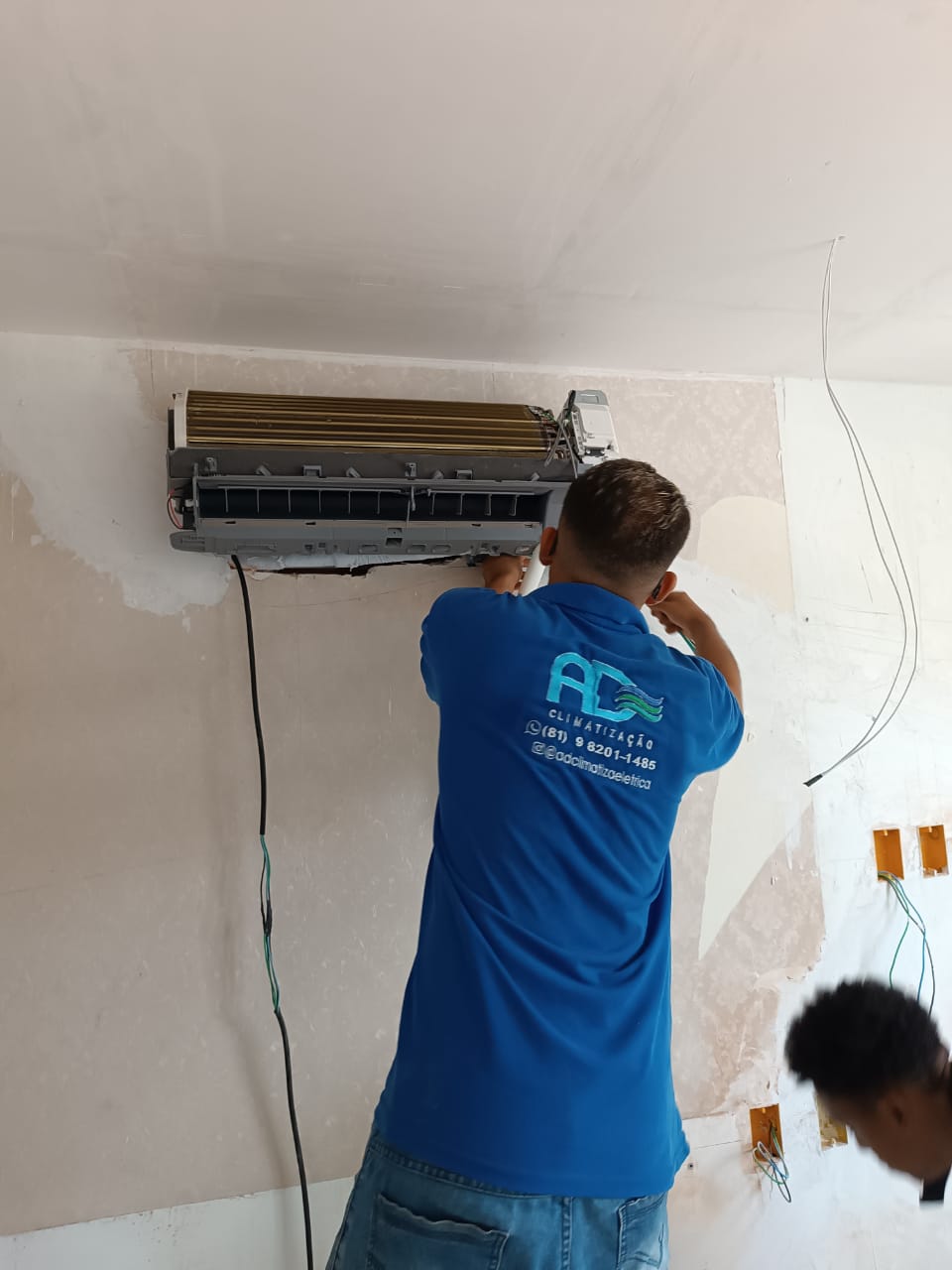 Membro da equipe instalando